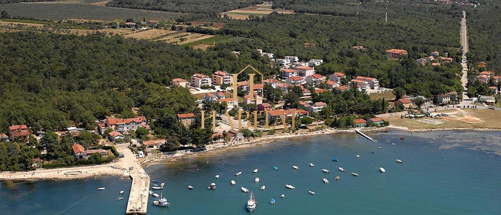 Istra , Karigador , građevinsko zemljište 7808m2 , udaljeno od mora 300m , investicijska gradnja stanova , Ville za odmor