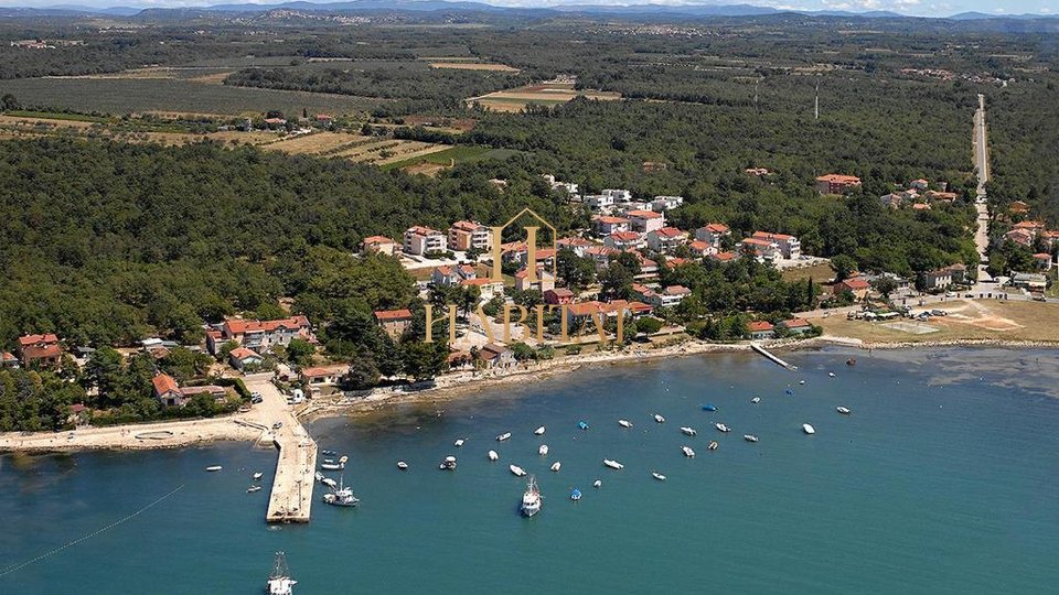 Istra , Karigador , građevinsko zemljište 7808m2 , udaljeno od mora 300m , investicijska gradnja stanova , Ville za odmor