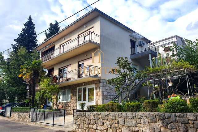 Dramalj, Crikvenica, samostojeća kuća sa tri apartmana, 385 m2, okućnica, 150 m od plaže, prodaja