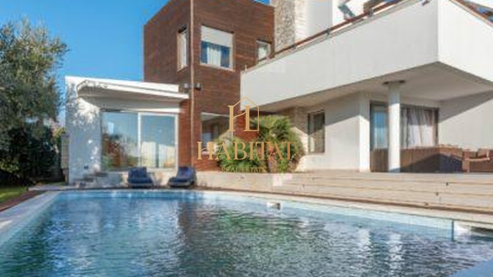 Samostojeća urbana villa od 350m2 korisne površine u Vodnjanu prodaje se