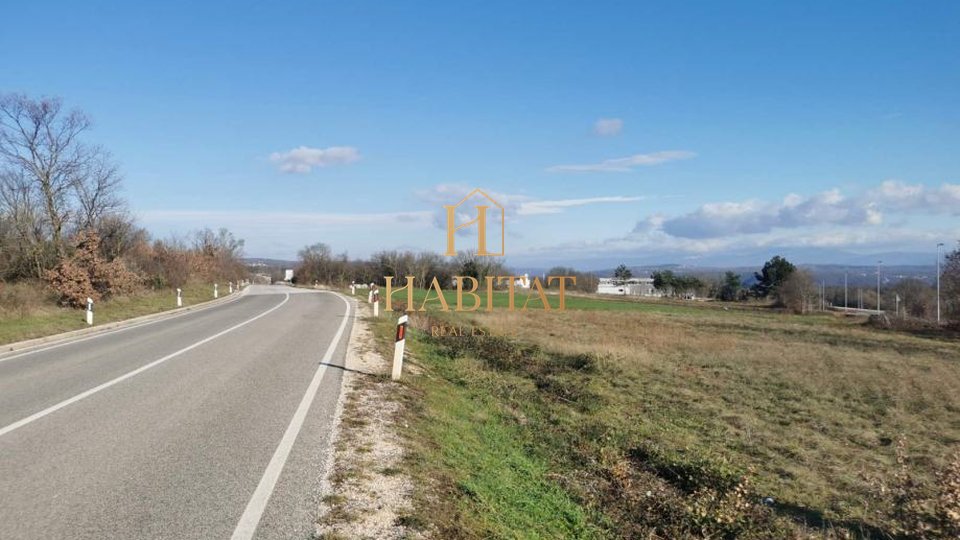 Istra,Barban, građevinsko zemljište uz glavnu cestu 6400m2