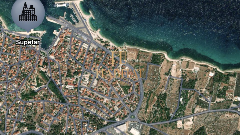 Dalmatien, Insel Brac, Supetar, Grundstück 7687m2, 3 Legalisierte Gebäude, TOP-LAGE AM MEER