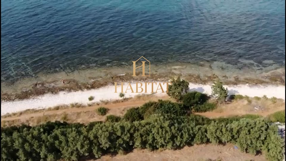 Dalmacija, otok Brač, Supetar, parcela 7687 m2, 2 objekta, TOP POZICIJA NA MORU