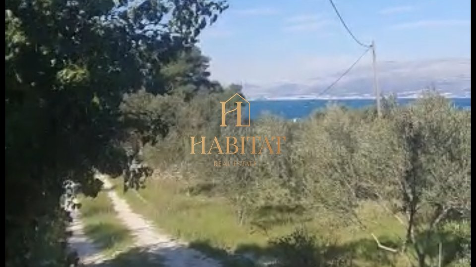 Dalmatien, Insel Brac, Supetar, Grundstück 7687m2, 3 Legalisierte Gebäude, TOP-LAGE AM MEER