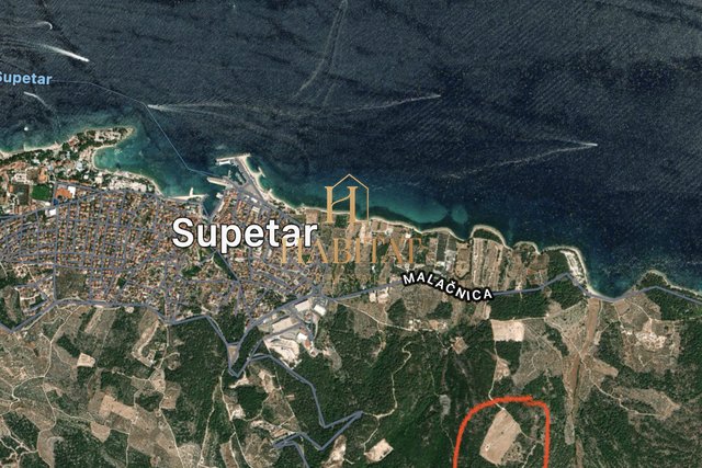 Dalmatien, Brač, Supetar, 34.008 m2, touristische Nutzung, 2 Häuser, 700 m zum Meer, zu verkaufen