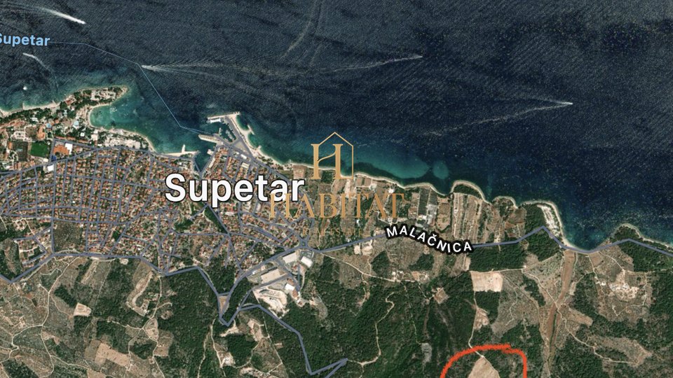 Dalmatien, Brač, Supetar, 34.008 m2, touristische Nutzung, 2 Häuser, 700 m zum Meer, zu verkaufen