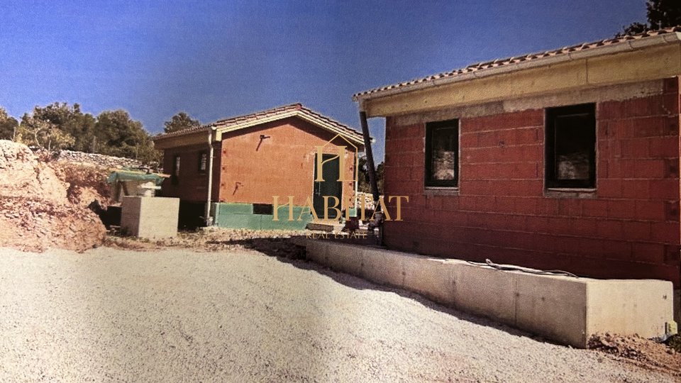 Dalmacija, Brač, Supetar, 34.008 m2, turistička namjena, 2 kuće, 700 m do mora, prodaja