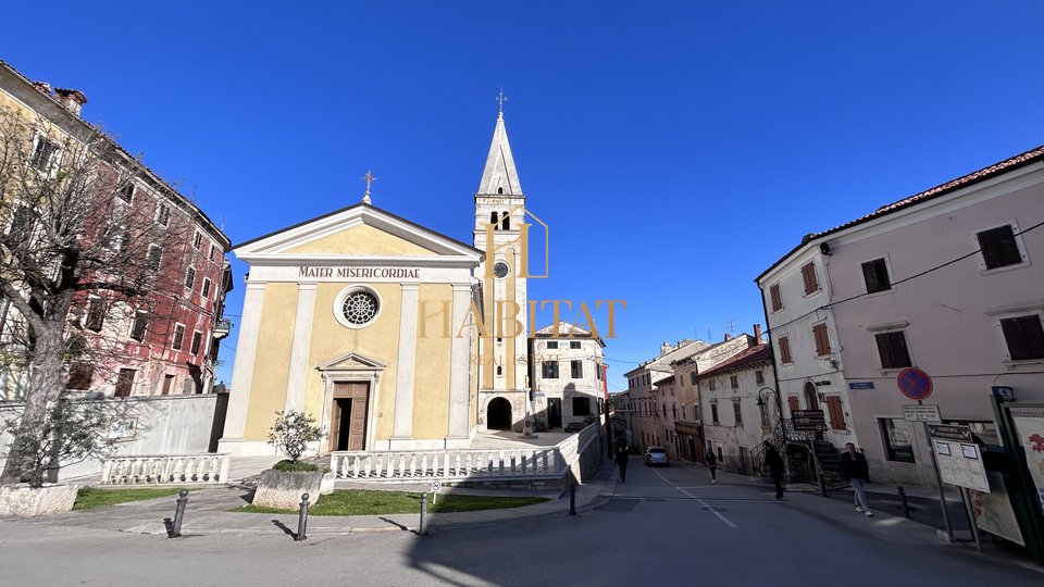 Istra , Buje , kuca sa pogledom na more 300m2 , vrt , 2 terase