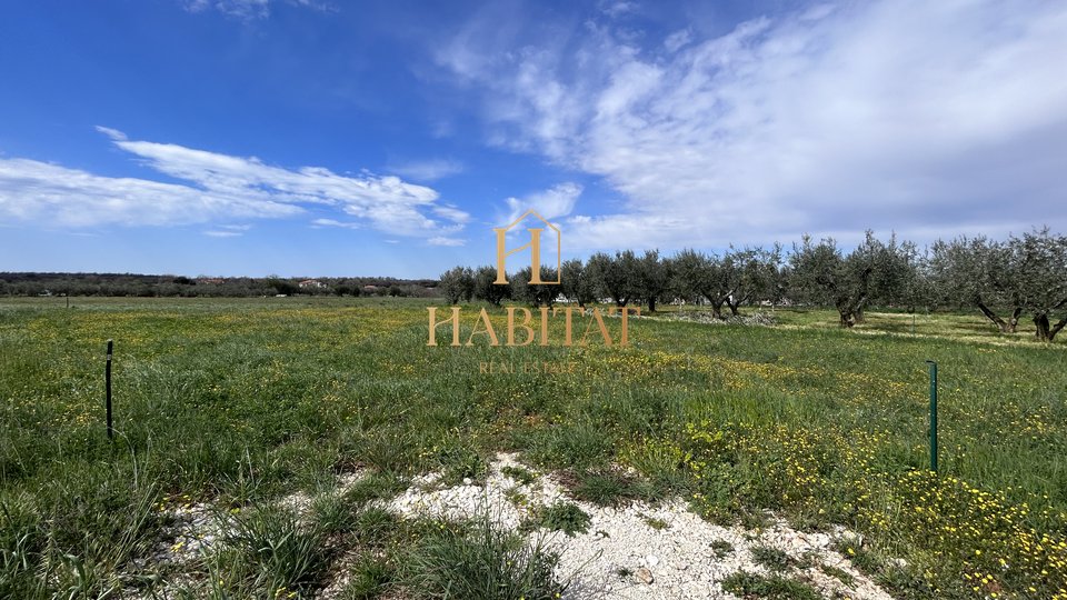 Istrien, Galizana, landwirtschaftliches Grundstück 601m2, zur Urbanisierung eingereicht