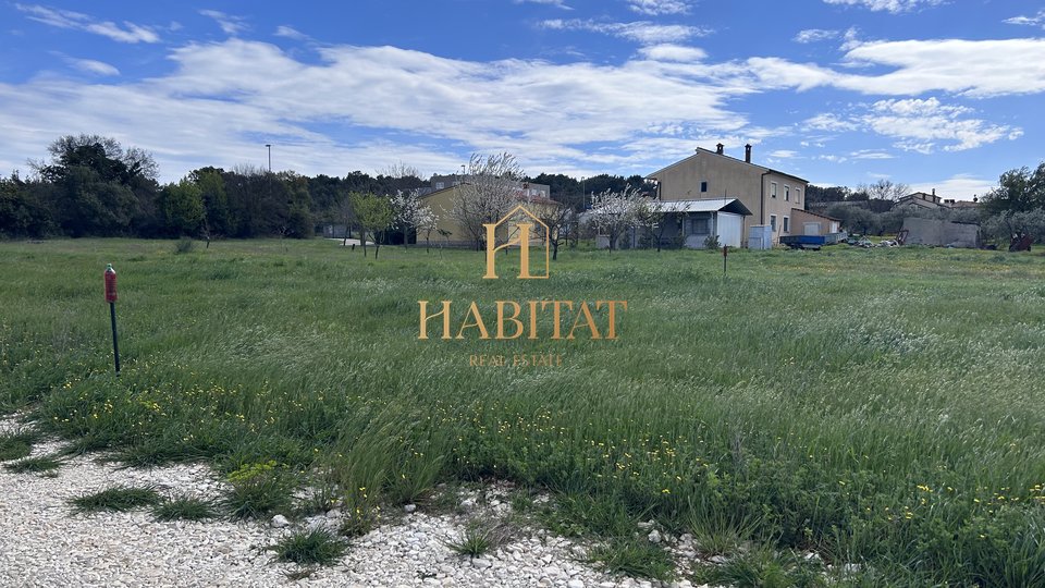 Istrien, Galizana, landwirtschaftliches Grundstück 601m2, zur Urbanisierung eingereicht