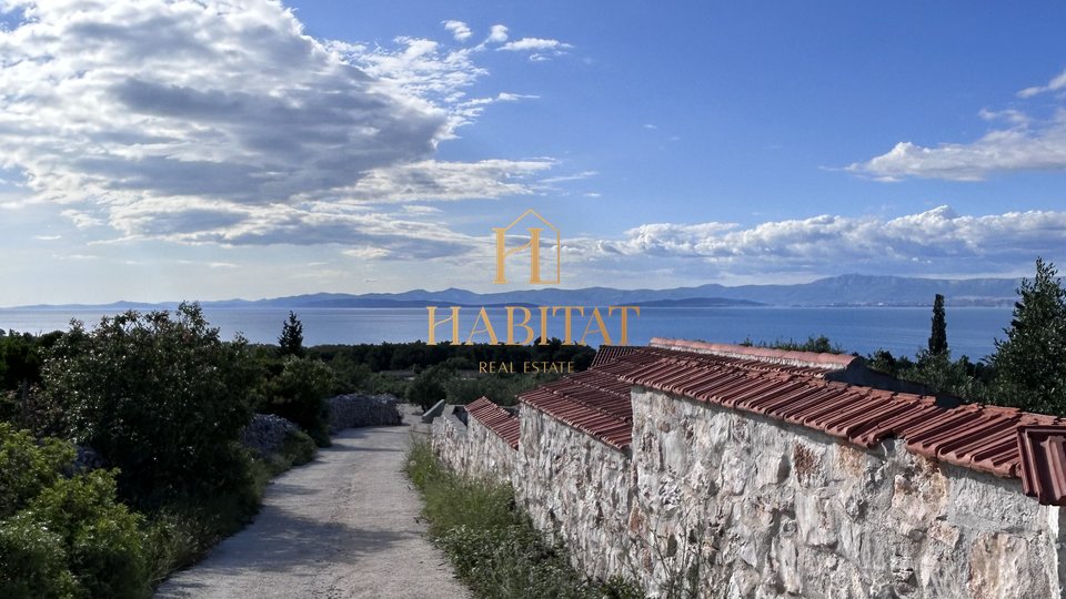 Dalmacija, Supetar, Kuca 110m2, 1300 m2 gradjevinska parcela , otvoren pogled na more