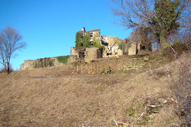 Istrien, Groznjan, Ortschaft Kuberton , Baugrundstück 2400m2, markierte Ruinen, altes Dorf