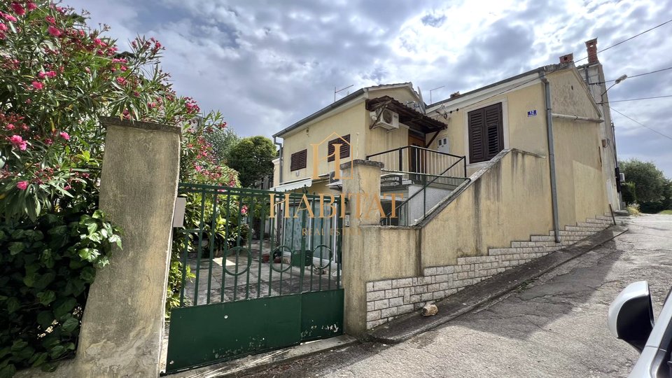 Istria, centro di Pola, casa 150m2, 3 posti auto, garage, vicino all'ospedale