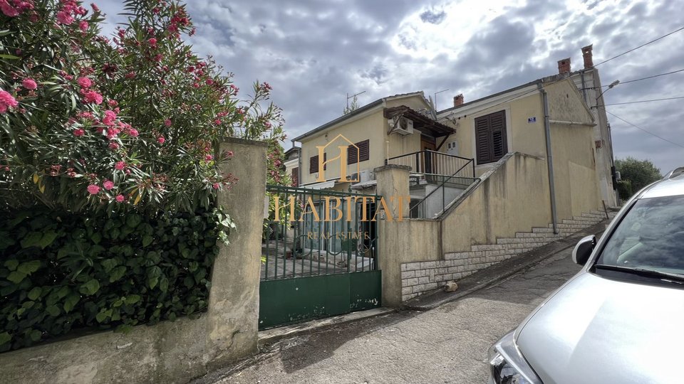 Istria, Pula center, house 150m2, 3 parking spaces, garage, near the hospital
