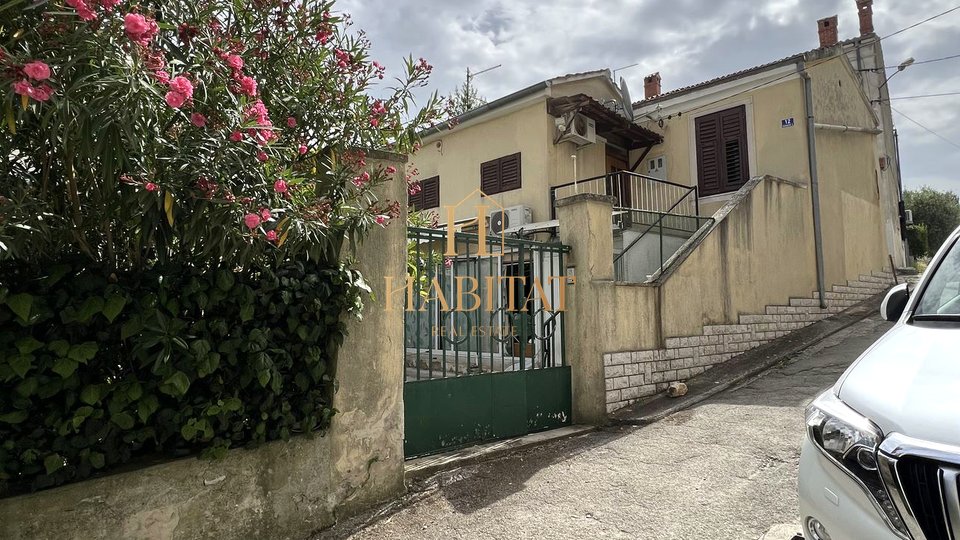 Istria, centro di Pola, casa 150m2, 3 posti auto, garage, vicino all'ospedale
