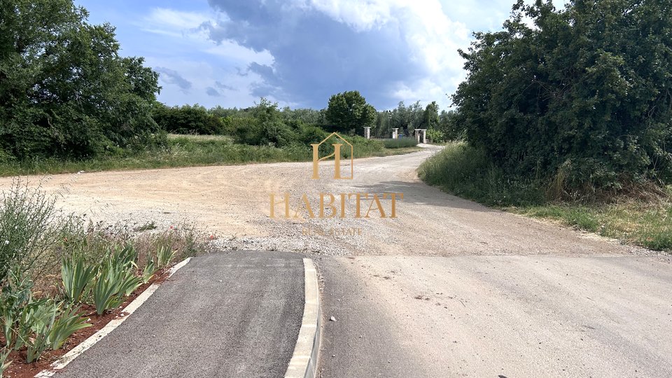 Istria, Dignano, terreno edificabile 12642m2, zona residenziale e commerciale, centro, vista