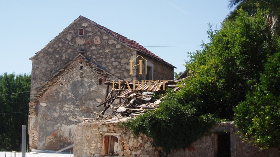 Dalmatien, Hvar, Dol Sv.Ana, Haus mit Baugrundstück 190m2, Renovierungsbedürftig
