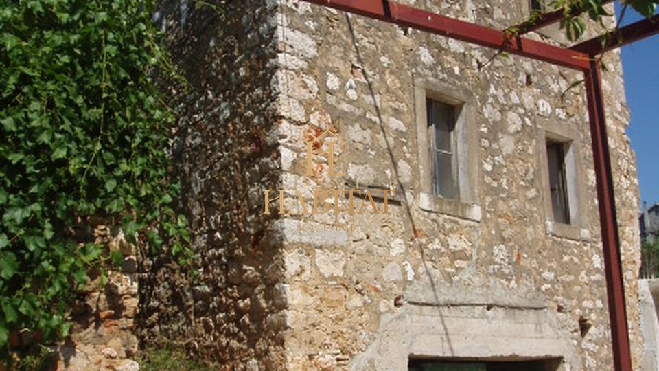 Далмация, Хвар, Дол Св.Ана, дом с участком под застройку 190м2, для адаптации