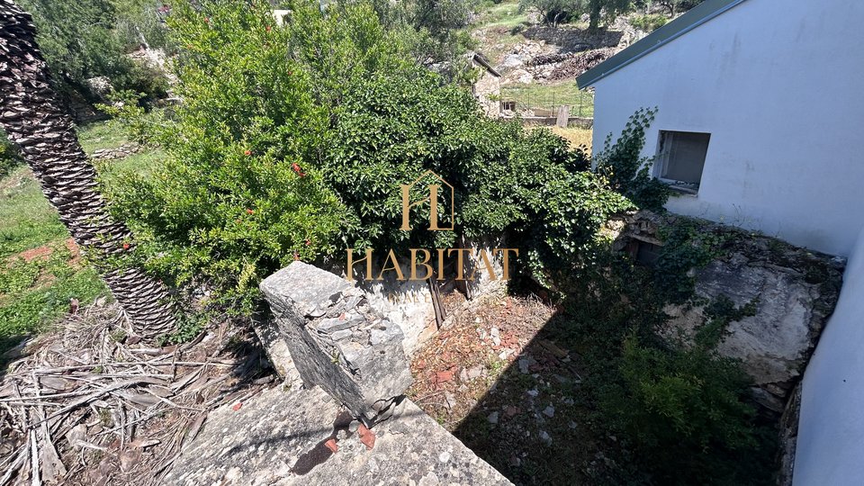 Dalmacija , Hvar , Dol Sv.Ana , kuca sa gradjevinskim zemljistem 190m2 , za adaptaciju
