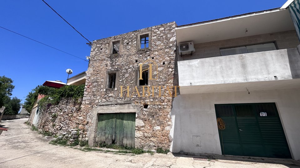 Dalmatien, Hvar, Dol Sv.Ana, Haus mit Baugrundstück 190m2, Renovierungsbedürftig