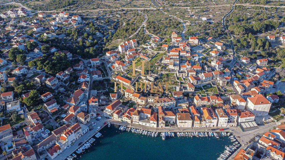 Dalmacija, otok Brač, Milna, gradbeno zemljišče 7216m2, vsa infrastruktura, pogled na morje