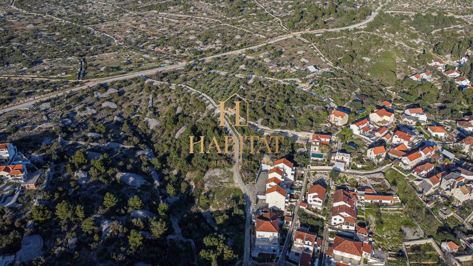 Dalmacija, otok Brač, Milna, gradbeno zemljišče 7216m2, vsa infrastruktura, pogled na morje