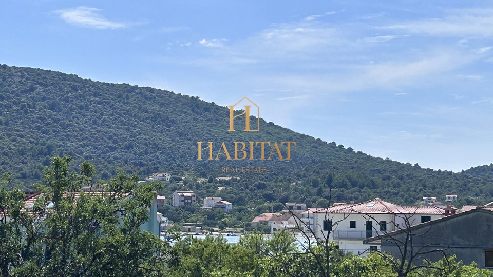 Dalmacija , Split , Vinišćce , zazidljivo zemljišče , mešano naselje , temno rumena cona , pogled na morje