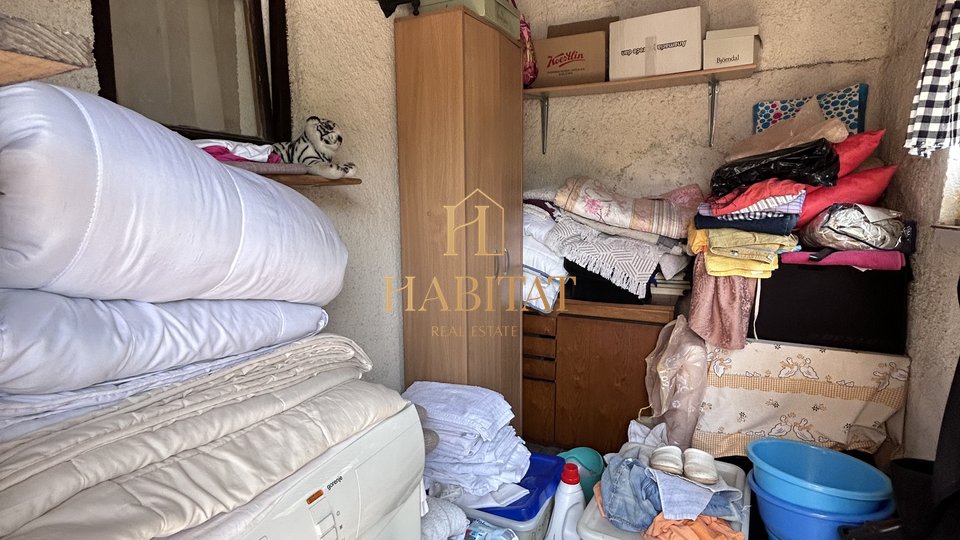 Istra , Tar , Rogovici , kuca sa 3 stana , konoba30m2 , garaza 24m2 , cisterna 25m2 , bazen montazni