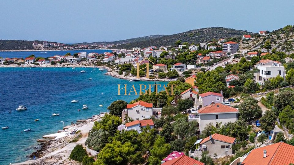 Dalmatien, Marina, Sevid, Häuser in erster Reihe zum Meer