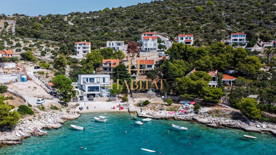 Dalmatien, Marina, Sevid, Häuser in erster Reihe zum Meer