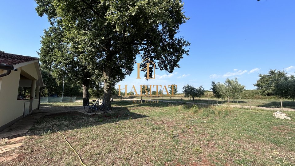 Istria, Kršin vicino a Cittanova, due appartamenti 130m2, cortile 140m2, parcheggio