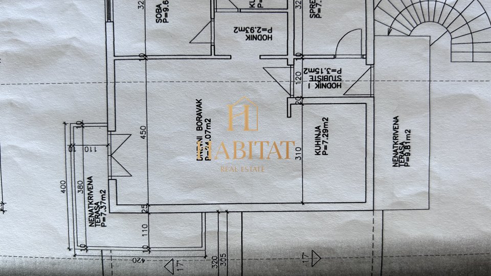 Istra, Kršin pri Novigradu, dva apartmaja 130m2, dvorišče 140m2, parkirišče