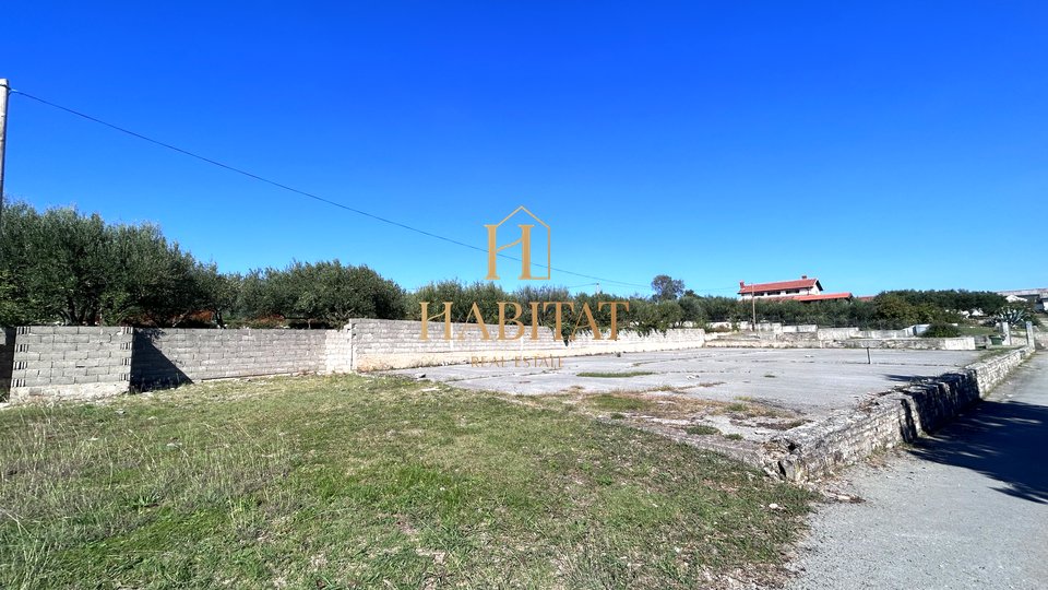 Istra, Kaštel, Buje, gradbena parcela 603m2, elektrika, voda