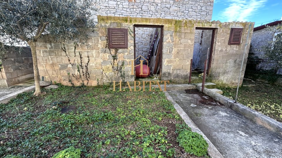 Istria, Tar, semi-detached house 242m2, yard 200m2, 3 parking spaces, 5 bedrooms + bathroom, center