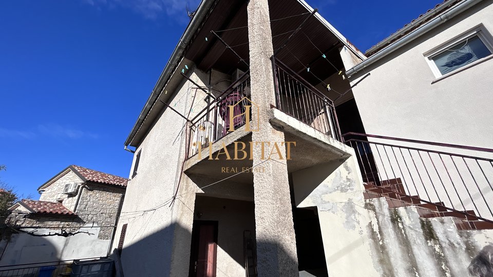 Istria, Tar, semi-detached house 242m2, yard 200m2, 3 parking spaces, 5 bedrooms + bathroom, center