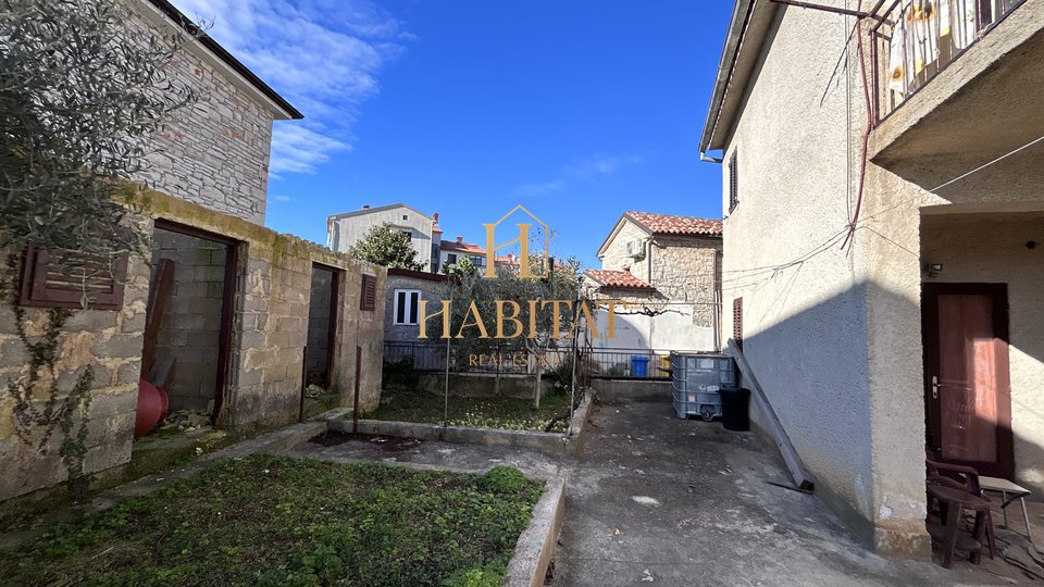 Istria, Tar, semi-detached house 242m2, yard 200m2, 3 parking spaces, 5 bedrooms + bathroom, center