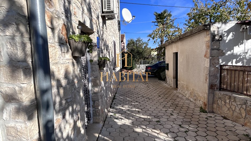 Istria, Tar, semi-detached house 242m2, yard 200m2, 3 parking spaces, 5 bedrooms + bathroom, center