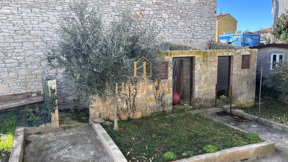 Istria, Tar, semi-detached house 242m2, yard 200m2, 3 parking spaces, 5 bedrooms + bathroom, center