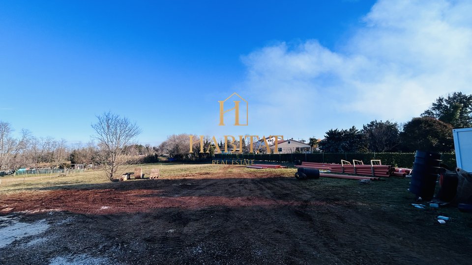Istria, Savudrija, agricultural plot 396m2, investment, electricity, water, next to the construction area, 300m to the sea and the beach