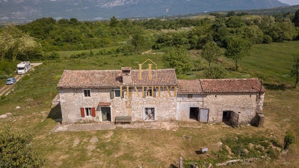 Istrien, Kršan, Haus 300m2, Baugrundstück 4.600m2, zur Renovierung, Verkauf