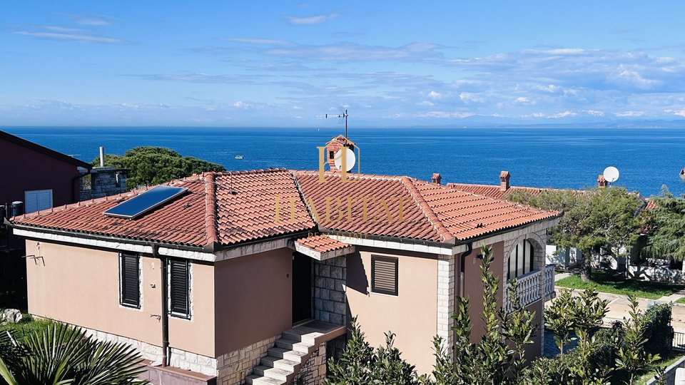 Istria, Crveni Vrh, house with a project for renovation in an attractive location