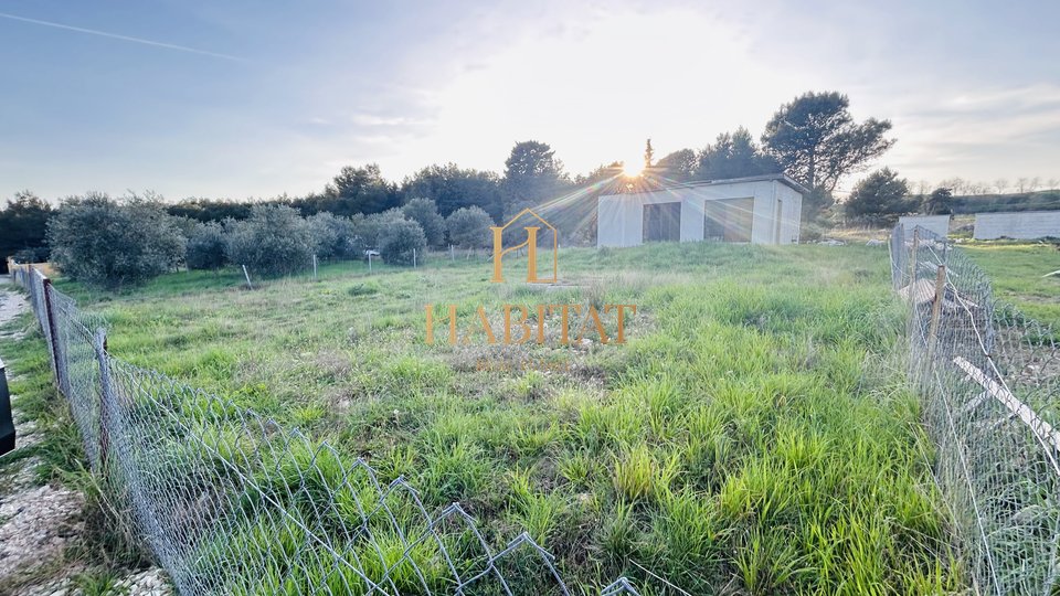 Istria, Pomer, agricultural plot 590m2, house 82m2, sea view