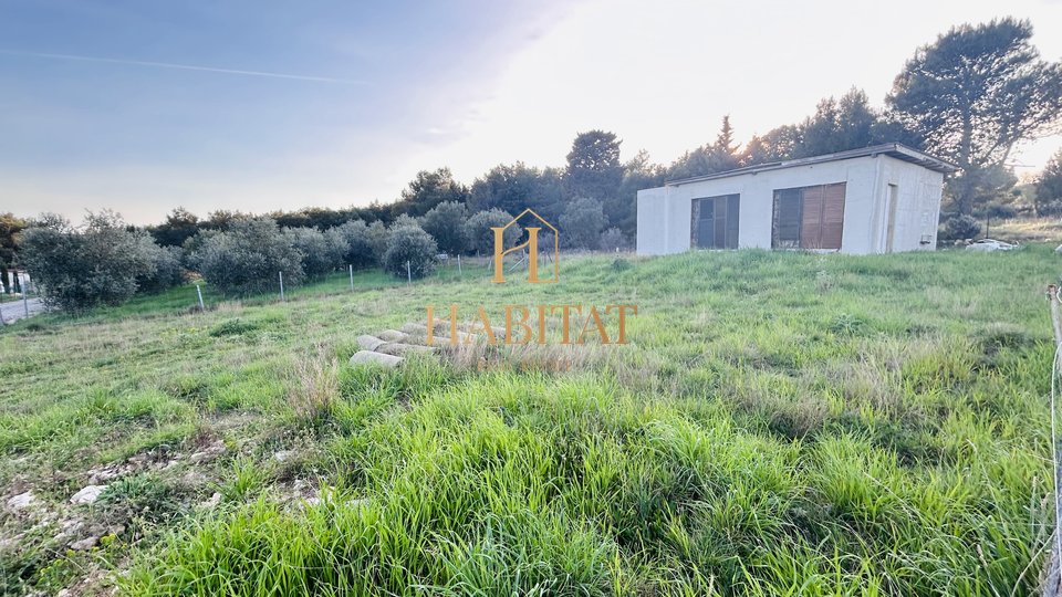 Istria, Pomer, agricultural plot 590m2, house 82m2, sea view
