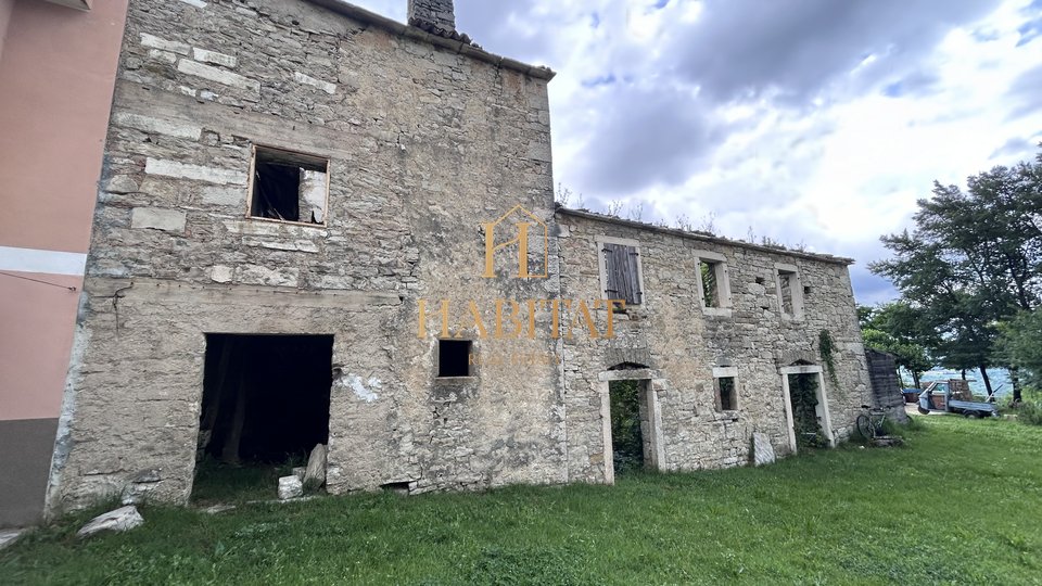 Istra, Krasica, zazidljiva parcela 500m2, hiša 107m2, za obnovo