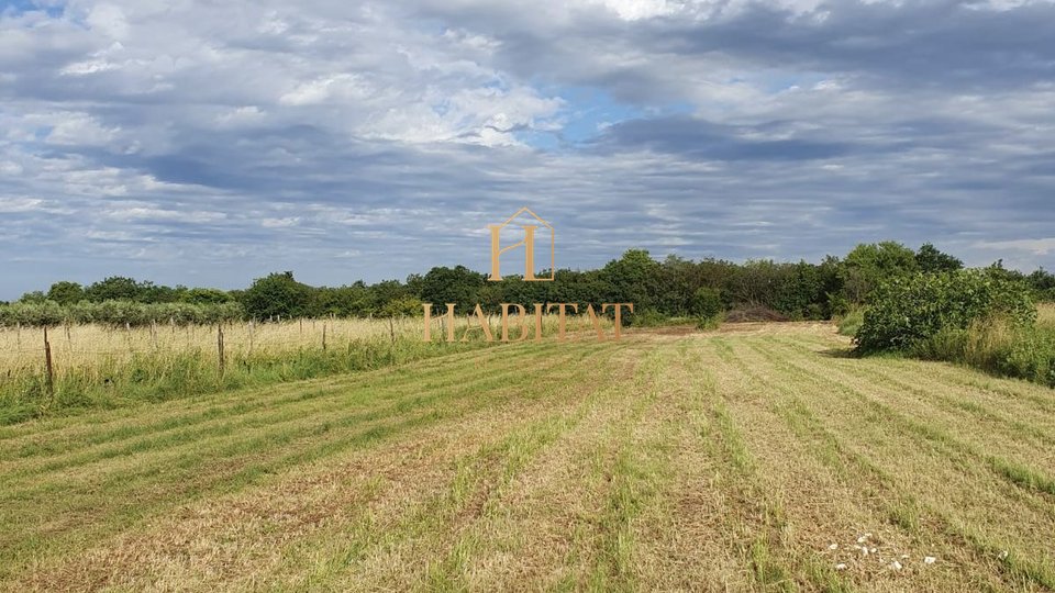 Istra, Ližnjan okolica, zazidljiva parcela 900m2, stanovanjska raba