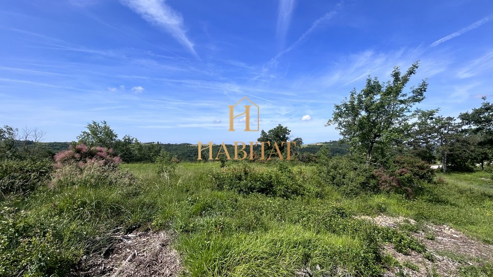 Istrien, Kaštel, Baugrundstück 902m2, freier Blick in die Natur