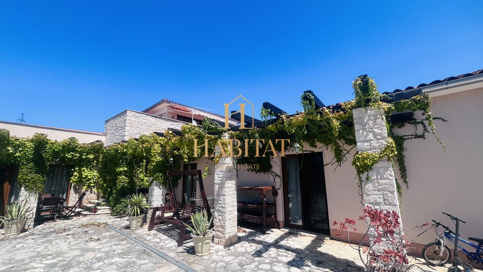 Istria, Umag, house 251m2, yard 1276m2, quiet village