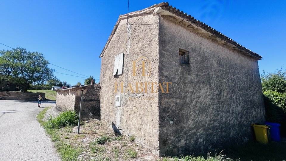 Istria, Momjan, old Istrian house 107m2, for renovation, electricity, water