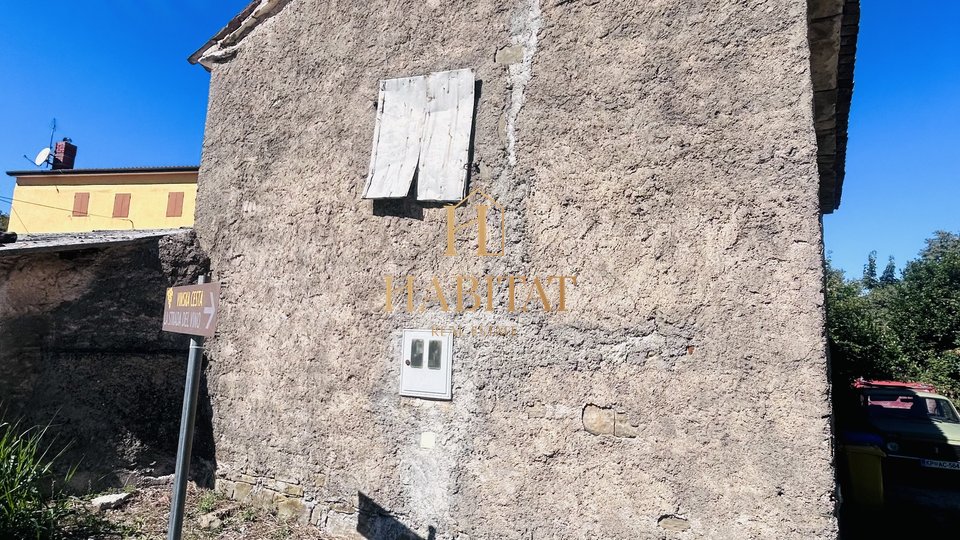 Istria, Momjan, old Istrian house 107m2, for renovation, electricity, water