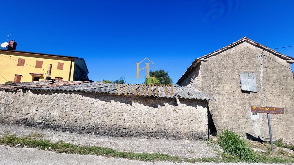 Istria, Momjan, old Istrian house 107m2, for renovation, electricity, water